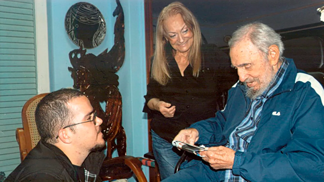 CASTRO RUZ, Fidel Havanna, 2015. február 3.
A Cubadebate által 2015. február 3-án közreadott képen Fidel Castro volt kubai elnök (j) a felesége, Dalia Soto del Valle társaságában Randy Perdomo Garcíát, a havannai Egyetemi Hallgatók Szövetségének vezetőjét