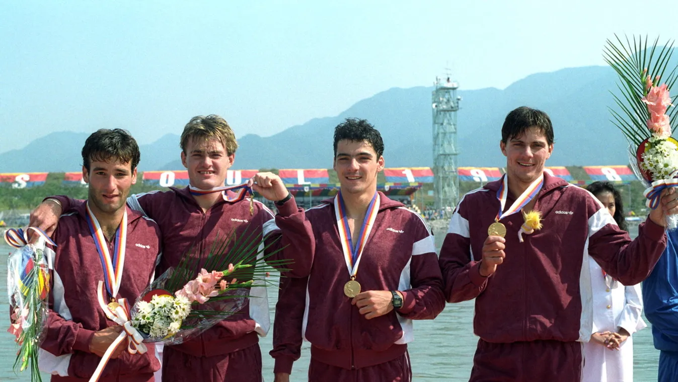 ¡brah·m Attila; Gyulay Zsolt; Csipes Ferenc; HÛdosi S·ndor aranyérem DÍSZTÁRGY eredményhirdetés Érem, kitüntetés FOTÓ ÁLTALÁNOS győztes kajakos Közéleti személyiség foglalkozása olimpikon sportoló SZEMÉLY TÁRGY virágcsokor Szöul, 1988. október 1.
Az olimp