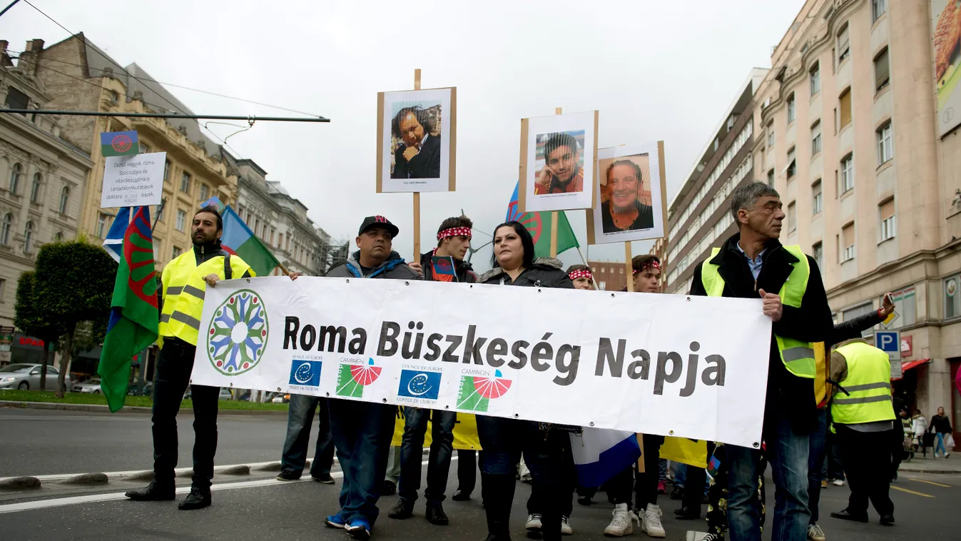 felirat felvonulás FOTÓ ÁLTALÁNOS láthatósági mellény molinó ÖLTÖZÉK roma Roma büszkeség napja SZEMÉLY TÁRGY transzparens 