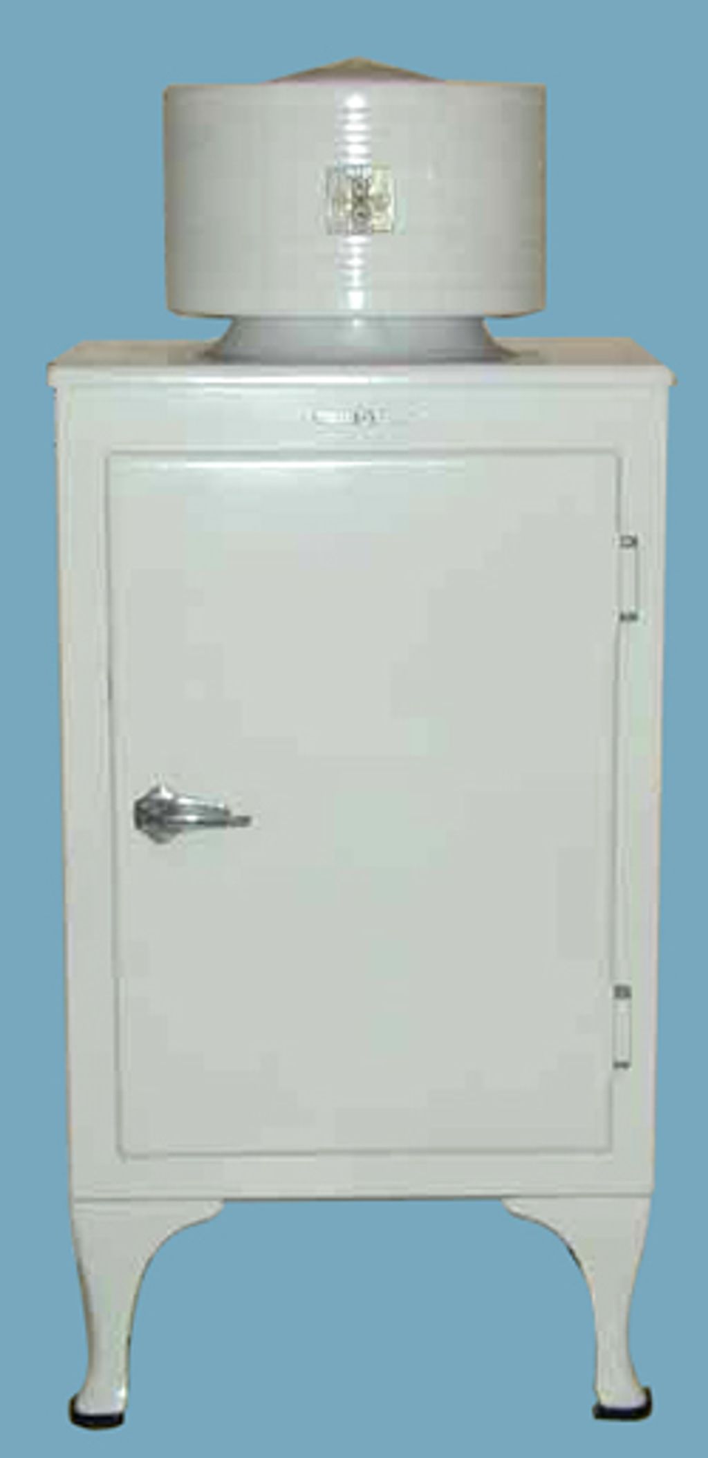 Konyhaeszközök a dédnagymamáink korából  Refrigerator, General Electric "Monitor-Top" refrigerator, introduced in 1927, priced at $525, with the first all-steel cabinet, designed by Christian Steenstrup 