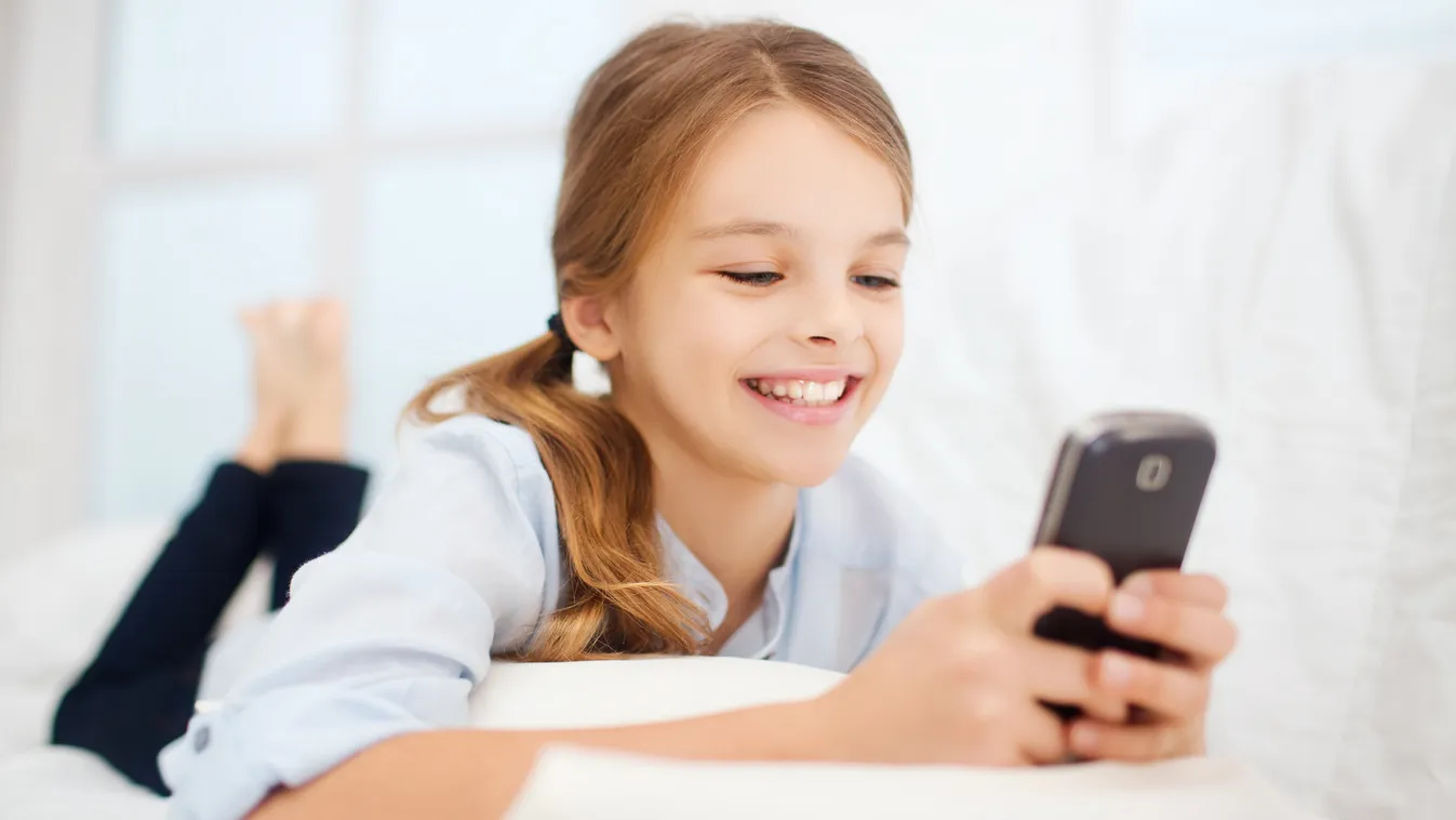 lány Az okostelefon már az alsósok életébe is beszivárog - Így adj gyermeked kezébe mobilt! 