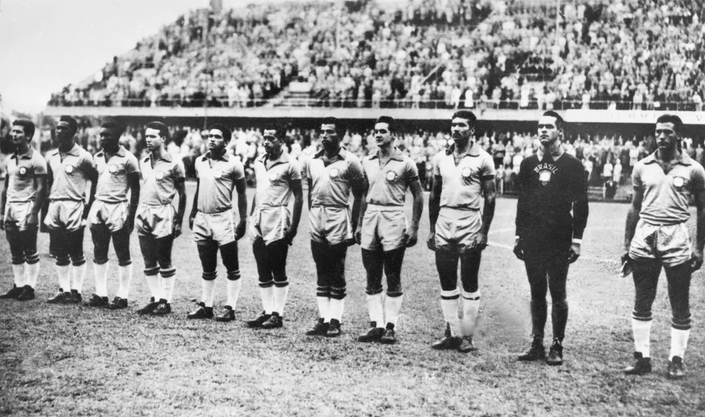 Pelé galéria, foci, 2022.12.29., világbajnok brazil labdarúgó, WORLD CUP-SOCCER-1958-BRAZILIAN TEAM Horizontal GROUP PICTURE WORLD CUP TEAM FOOTBALL BLACK AND WHITE PICTURE NATIONAL ANTHEM 