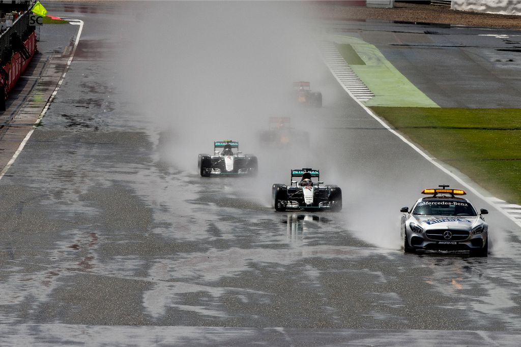 Forma-1, Lewis Hamilton, Nico Rosberg, Mercedes, Safety Car, Brit Nagydíj, eső 