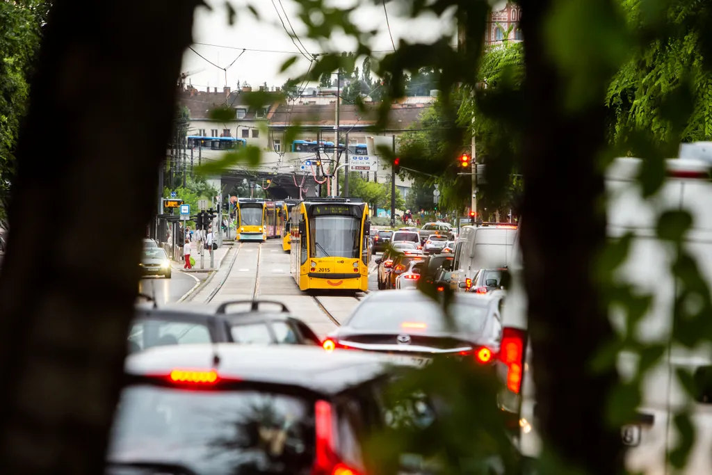 iskolakezdés, iskola, szeptember 1, maszk, diákok, sulikezdés, forgalom közlekedés dugó Budapest Margit körút 