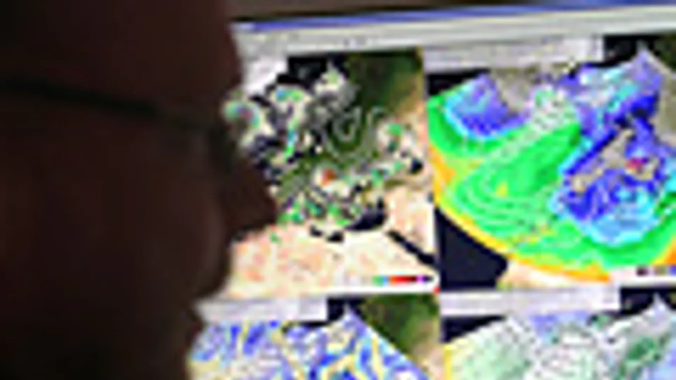OMSz, Országos Meteorológiai Szolgálat, 
Rázsi András meteorológus figyeli Európa időjárási modelljét egy számítógép monitorján az Országos Meteorológiai Szolgálat (OMSZ) Észak-magyarországi Regionális Központjában, Miskolcon