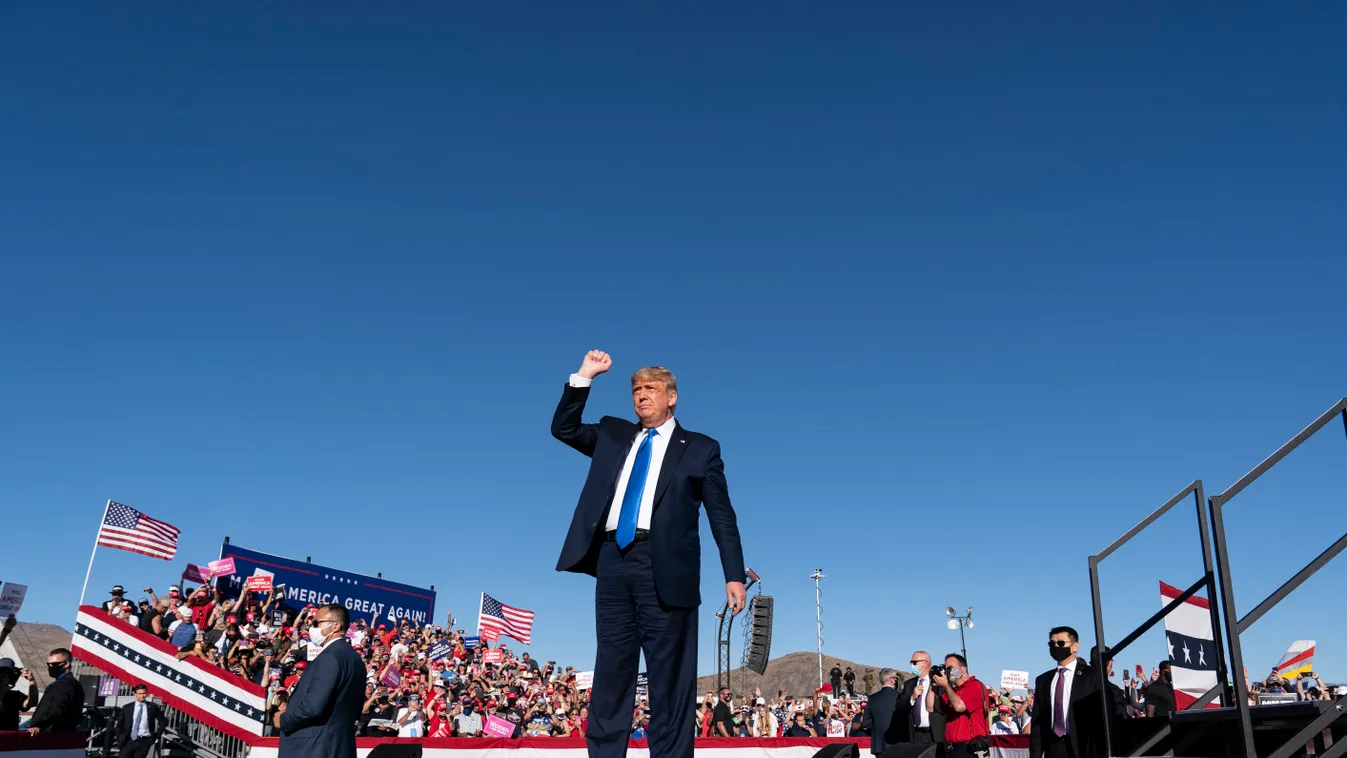 TRUMP, Donald Carson City, 2020. október 19.
Donald Trump republikánus párti amerikai elnök kampánygyűlésére érkezik a Nevada állambeli Carson City repülőterén 2020. október 18-án.
MTI/AP/Alex Brandon 