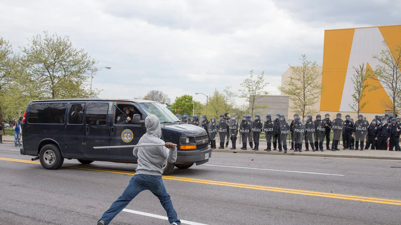Baltimore, 2015. április 28. 
Rendőrökre támad kezében rúddal egy tüntető a többségében afroamerikaiak lakta Maryland állambeli Baltimore-ban a rendőri őrizetbe vett fekete bőrű, 27 éves Freddie Gray halála miatt tartott tiltakozáson 2015. április 27-én. 