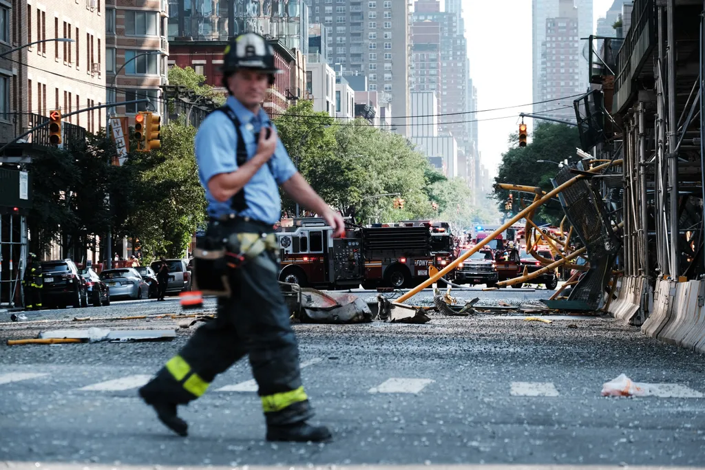 New York, 2023. 07. 26.,
Kigyulladt építési daru, Manhattan, építési baleset, épület, építés, hatan megsebesültek 