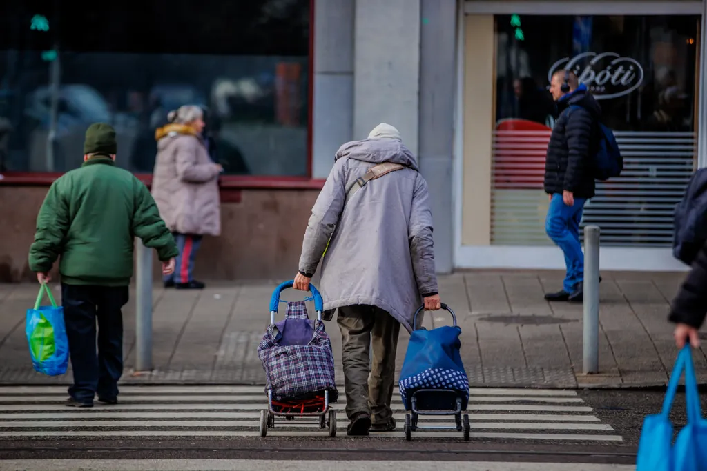 Képeken a szenteste előtt utolsó nagy vásárlási roham, ünnep, karácsony, vásárlás, bevásárlás, ajándék, 2022 