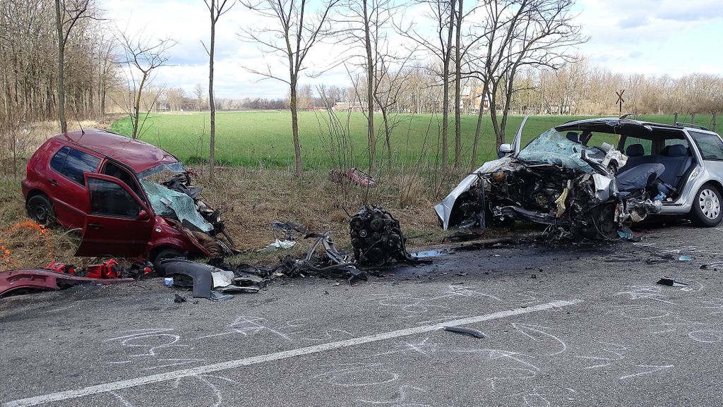 Ütközésben összetört személygépkocsik az 5402-es főút Kiskunmajsa és Kiskunhalas közötti szakaszán 2019. március 15-én. A balesetben hárman meghaltak, ketten súlyosan megsérültek. 
