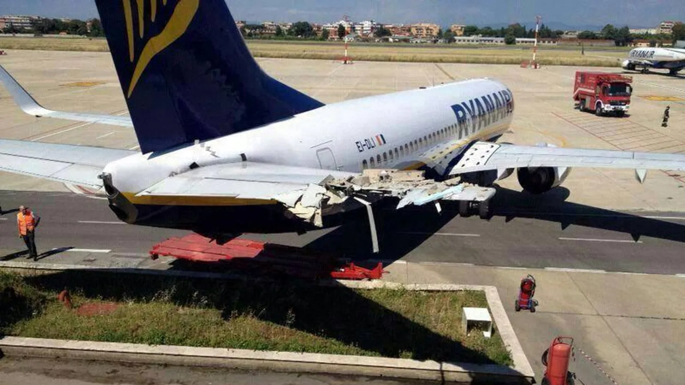 A Ryanair megsérült gépe Róma Ciampino repülőterén 
