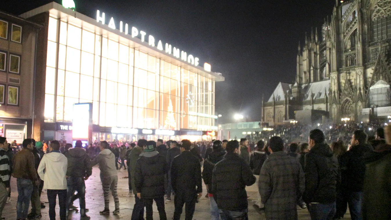 migráció, migráns, erőszak, Köln migration assault Horizontal Picture taken on December 31, 2015 shows people gathering in front of the main railway station in Cologne, western Germany.
Police in Cologne told AFP they have received more than 100 complaint