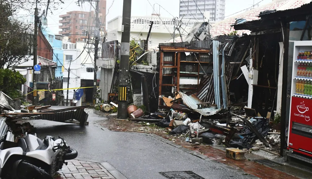 Tájfun Japán Khanun 
A Khanun tájfun által megrongált épületek Okinava legnépesebb városában, Nahában 2023. augusztus 2-án. A ciklon Okinaván mintegy 200 ezer háztartásban okozott áramkimaradást, több, mint 900 repülőjáratot töröltek a helyi kompszolg 