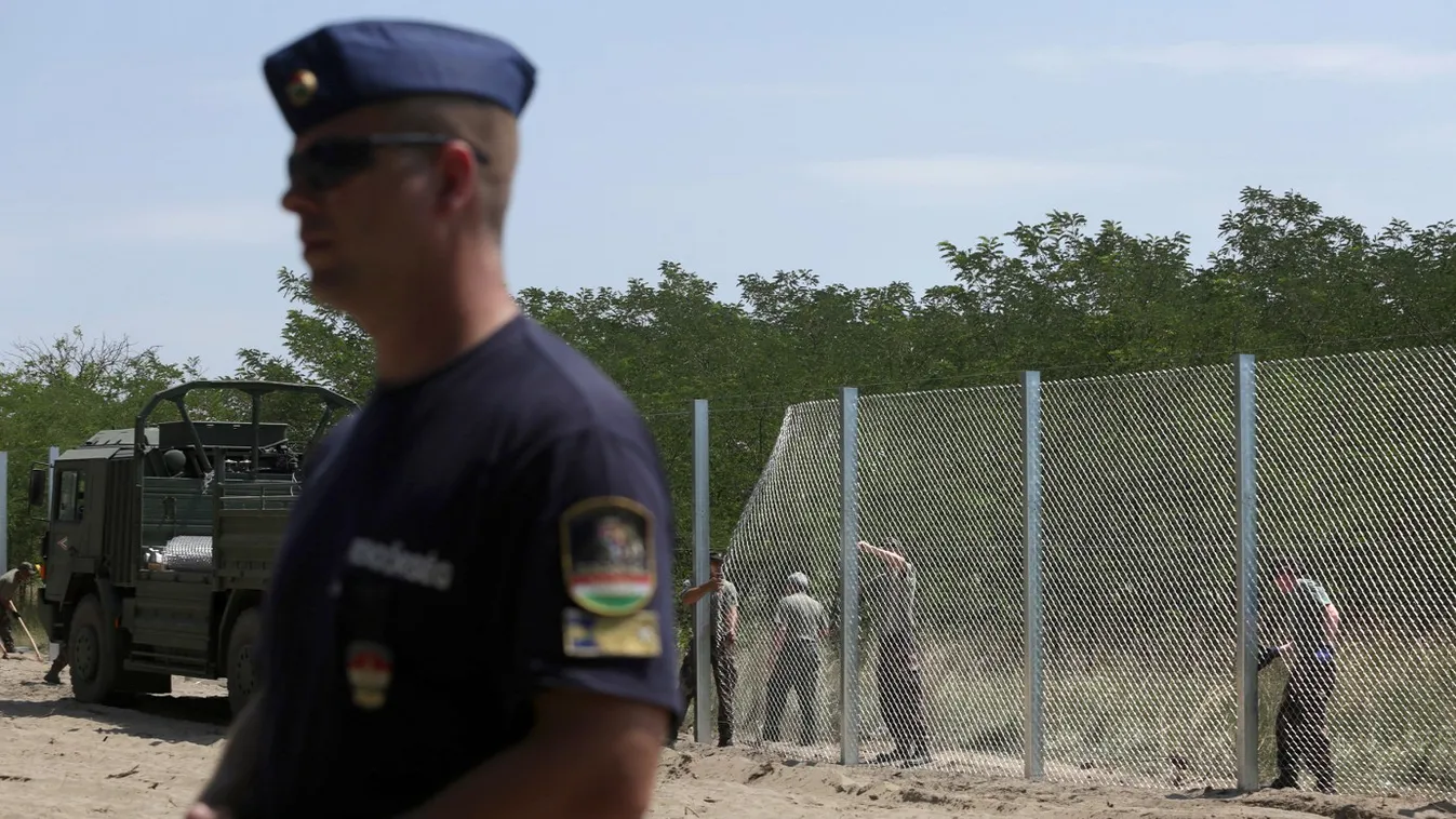 Katonák és közfoglalkoztatottak dróthálót feszítenek ki a kerítésoszkopokra az ideiglenes biztonsági határzár mintaszakaszának építési munkálatai során a magyar-szerb határon, Mórahalom térségében


http://www.origo.hu/itthon/20150716-morahalom-kerites-sz