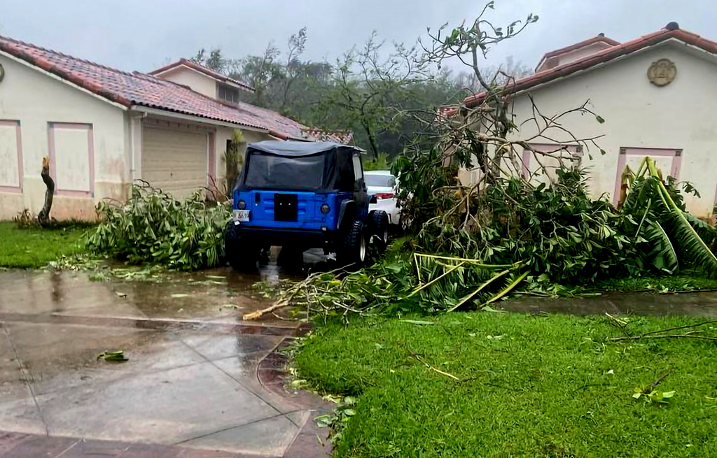 tájfun Tumon öböl Egyesült Államok Guam
A parti őrség által közreadott kép megtépázott fákról Yigóban 2023. május 25-én, miután a Mawar tájfun lecsapott az Egyesült Államokhoz tartozó Guam szigetére. A tájfun áramkimaradást okozott, autókat fordított fel,