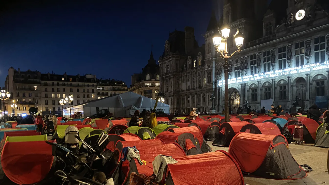Párizs polgármesteri hivatalának az épülete elé 250 sátrat emeltek hajléktalan fekete-afrikai illegális migránsok és az őket támogató "civilek", hogy lakhatást követelnek a migránsoknak. Unaccompanied children and irregular migrants set up a camp for "eme