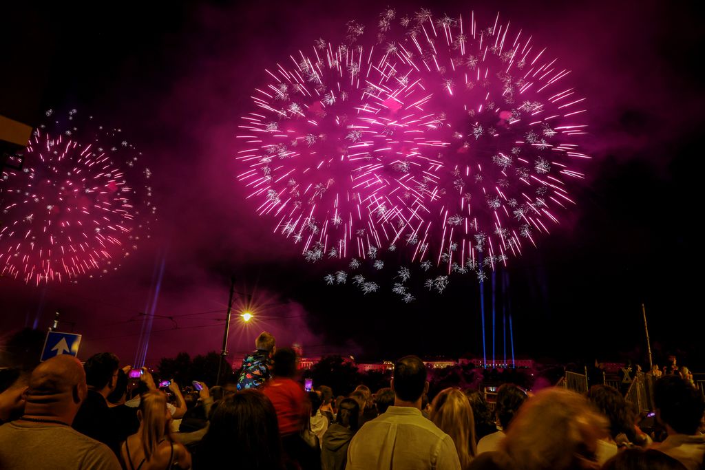 Tűzijáték a Duna felett Budapesten az államalapítás ünnepén, Szent István napján 2021. augusztus 20-án. 