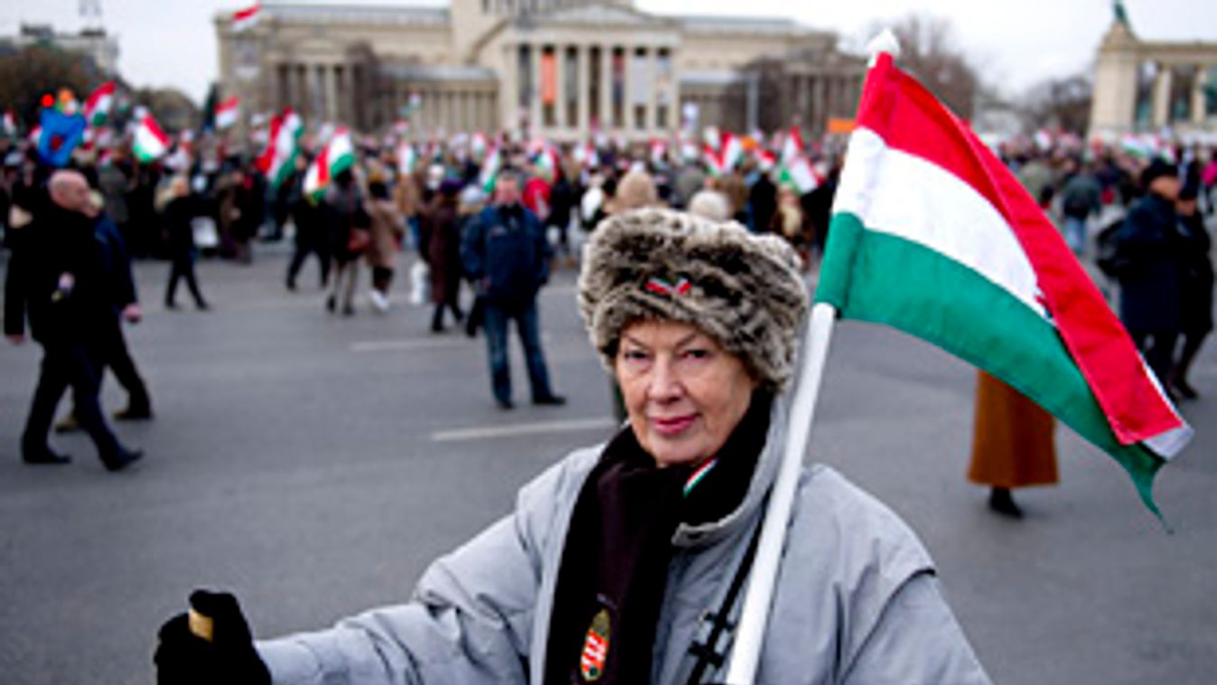 Magyarország: mintaország, képviselők Orbán kijelentéséről, Békemenet, Hősök tere
