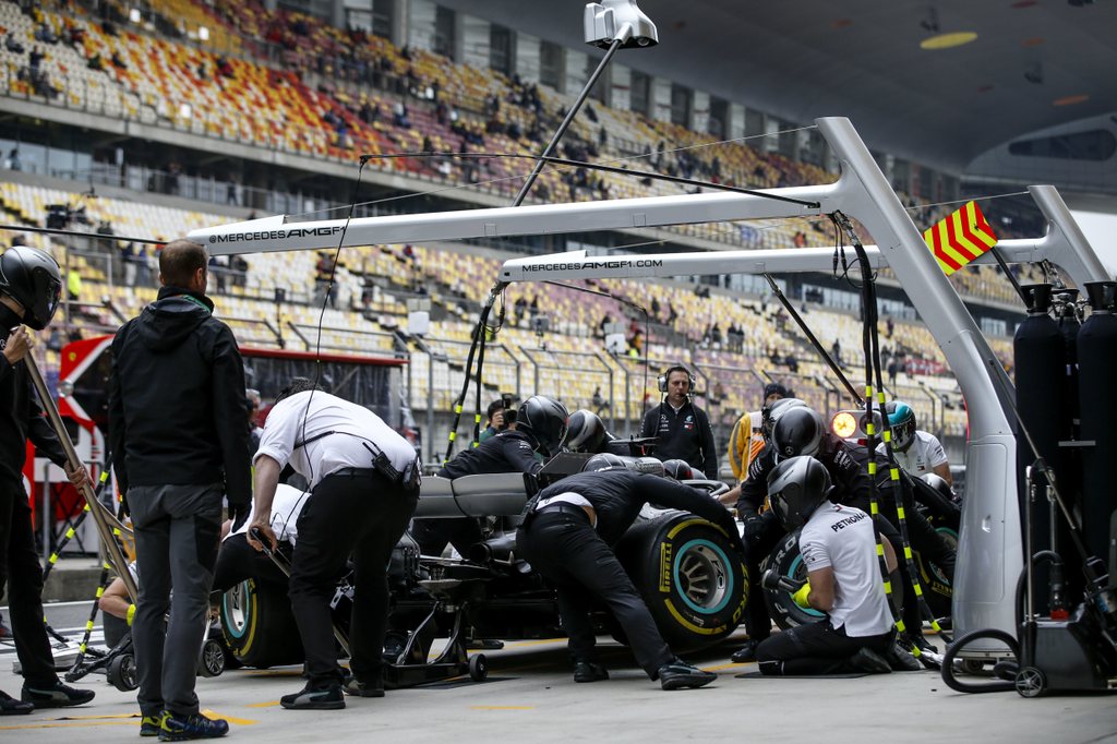 A Forma-1-es Kínai Nagydíj szombati napja, Mercedes-AMG Petronas kerékcsere 
