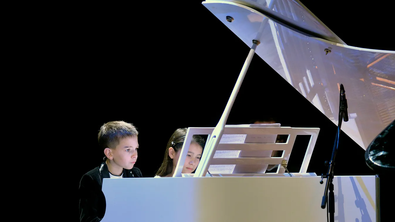 Trotta, Isa; Boros Misi billentyűs hangszer FOTÓ ÁLTALÁNOS gyermek HANGSZER hangverseny kisfiú kislány koncert MŰVÉSZET SZEMÉLY TÁRGY zenél zongora zongorázik zongorista 