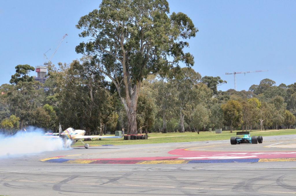 Forma-1, Adelaide Motorsport Festival, Leyton House, Red Bull repülő 