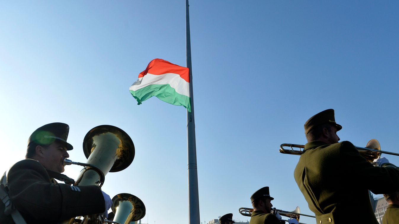 Budapest, 2014. november 4.
Katonai tiszteletadás mellett felvonták, majd félárbocra engedték Magyarország nemzeti lobogóját az 1956-os forradalom és szabadságharc leverésének és a szovjet csapatok bevonulásának 58. évfordulóján, a nemzeti gyászemléknapon