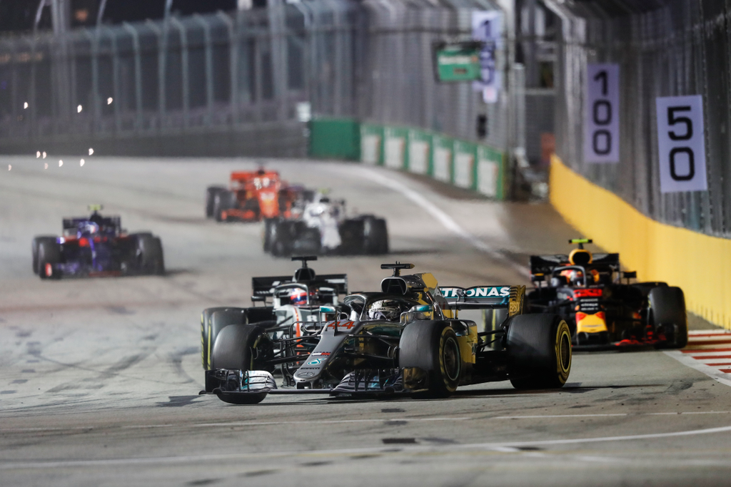 A Forma-1-es Szingapúri Nagydíj, Lewis Hamilton, Mercedes-AMG Petronas, Max Verstappen, Red Bull Racing 