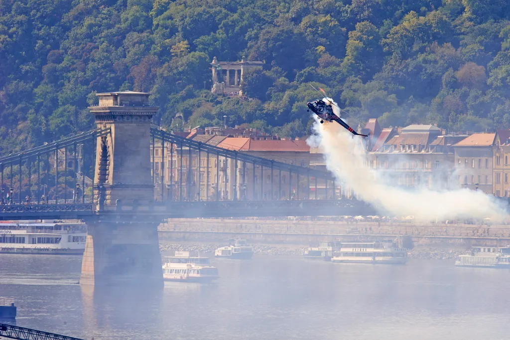 .
Imreh Lajos helikopteres bemutatója a Duna felett a vízi és légi parádén 2018. augusztus 20-án, a nemzeti ünnepen. 