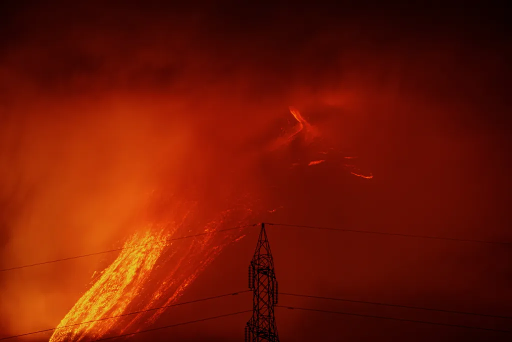 Zafferana Etnea, 2021. március 10.
Az Etna tűzhányó kitörése a szicíliai Zafferana Etnea közelében 2021. március 10-én. Európa legnagyobb és legaktívabb vulkánja február 16-án tört ki újra.
MTI/AP/Salvatore Allegra 