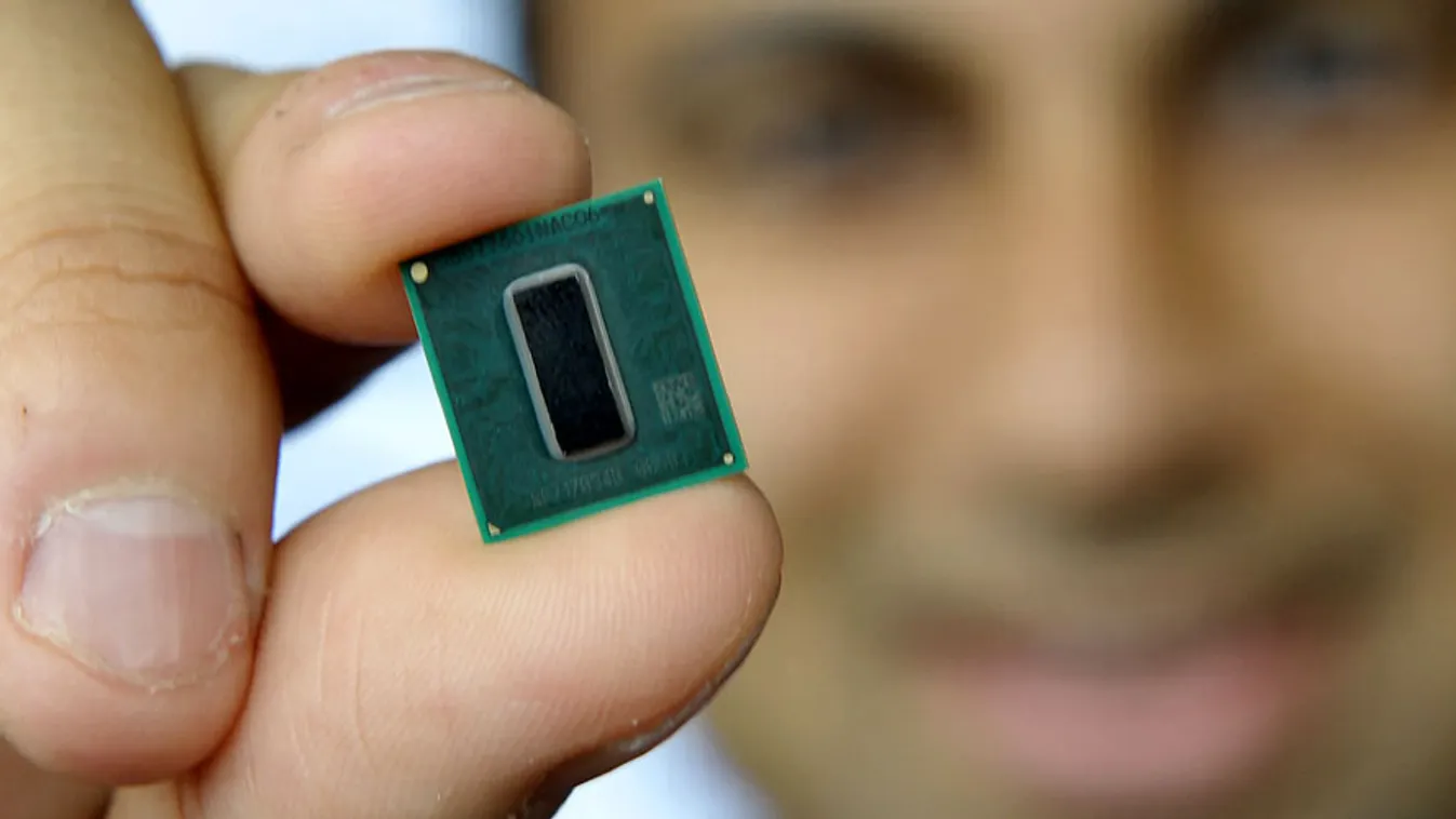 Navin Shenoy mutat egy Intel Atom processzort 
