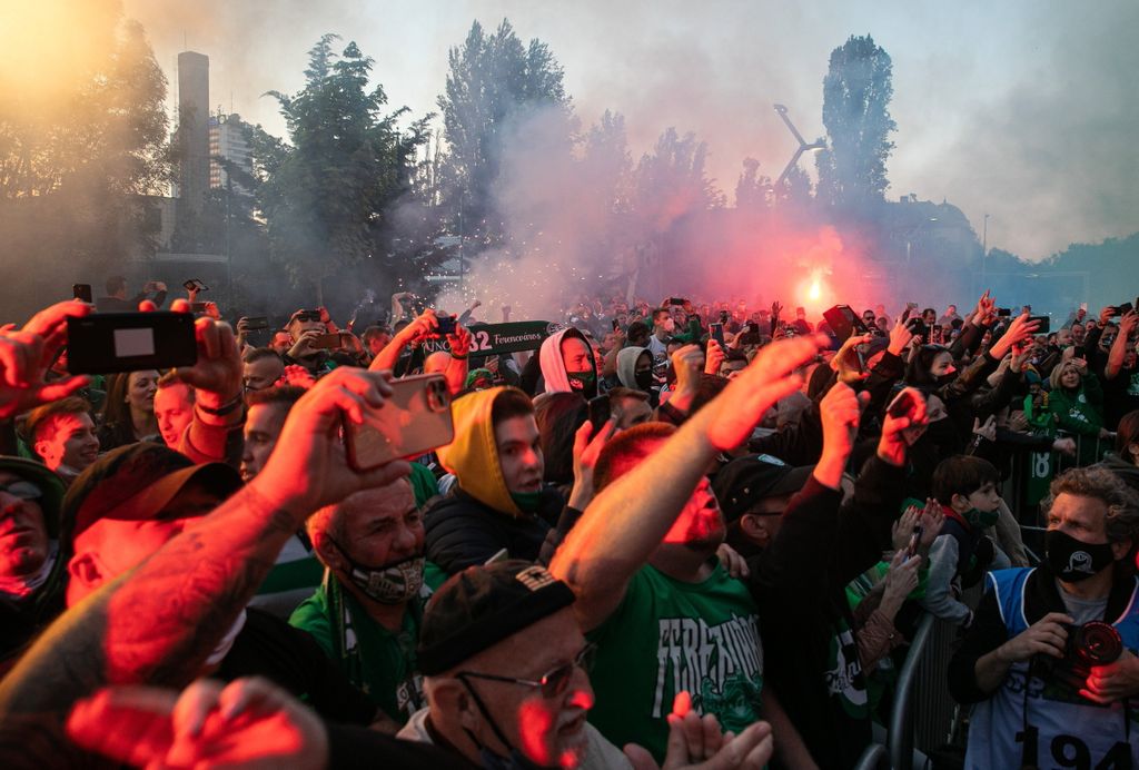 Szurkolók ünnepelnek, miután a Ferencváros labdarúgói átvették az aranyérmet és a bajnokcsapatnak járó kupát a Groupama Arénánál 