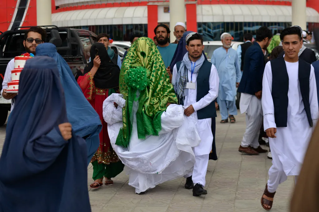 people Horizontal Tömeges esküvő Kabulban 
