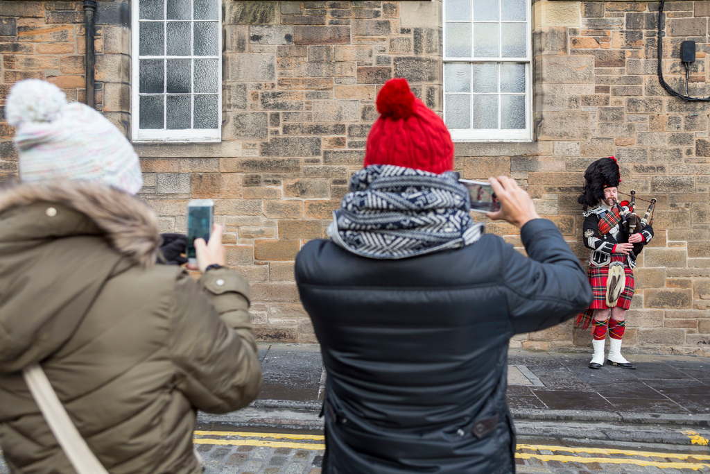 3 people BAGPIPES Clothe COLD Day Edinburgh EUROPE feminine HORIZONTAL KILT Leisure MAN masculine MOBILE PHONE MUSIC MUSICAL INSTRUMENT Musician Outdoors People PHONE PHOTOGRAPHING Scotland SMARTPHONE TOURISM TRADITION UNESCO World Heritage Site United Ki
