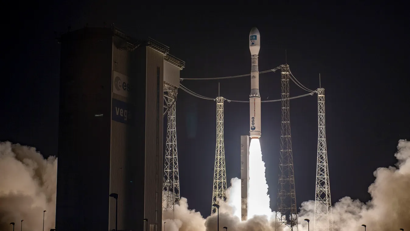 Kourou, 2022. december 21.
Az Európai Űrügynökség (ESA) által közreadott képen az űrügynökség Vega-C hordozórakétája a levegőbe emel két Airbus gyártmányú műholdat a kouroui űrközpont kilövőállásán Francia Guyanán 22022. december 20-án. A műholdak Föld kö