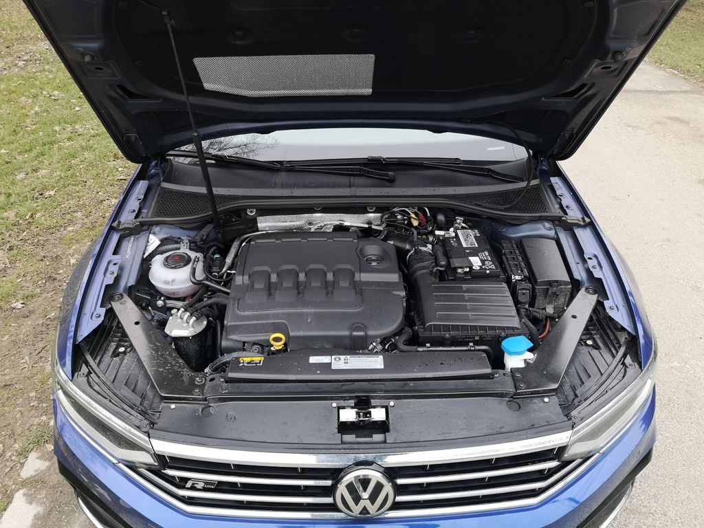 Volkswagen Passat Variant 2.0 TDI SCR Elegance teszt (2020) 