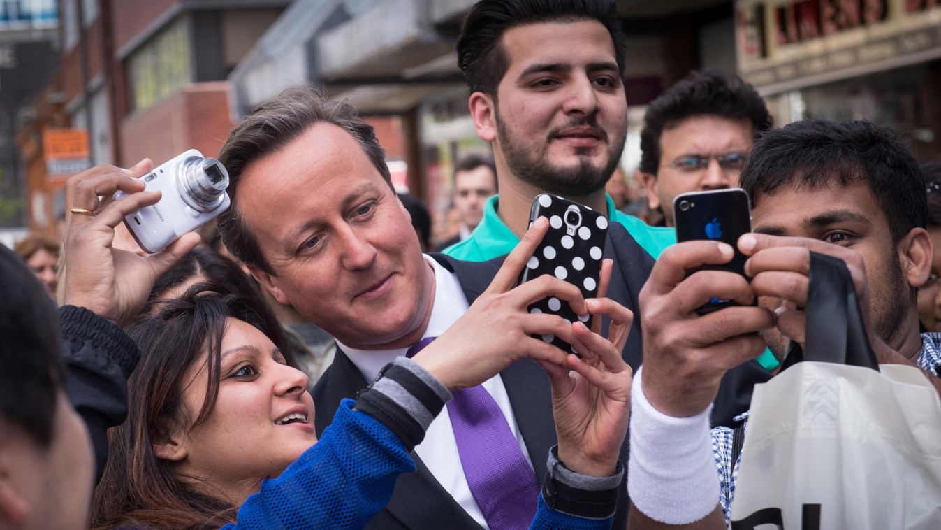 OFFBEAT HORIZONTAL PRIME MINISTER SELFIE WALKABOUT POLITICAL CAMPAIGN ELECTION EUROPEAN ELECTION SMILING 