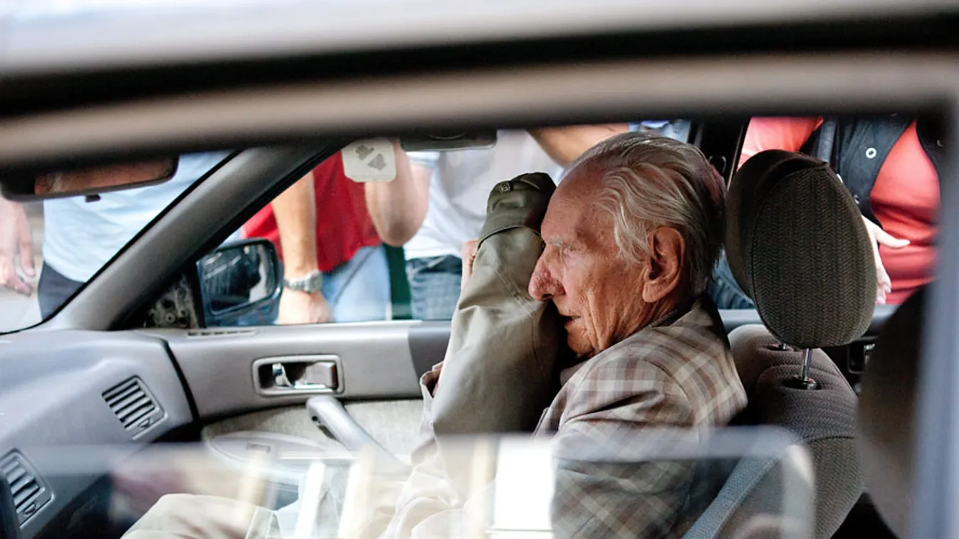 A Simon Wiesenthal Központ feljelentése alapján háborús bűntett gyanújával őrizetbe vett Csatáry László ül egy autóban, amint távozik a Budapesti Nyomozó Ügyészség épületéből 2012. július 18-án, miután a bíróság elrendelte házi őrizetbe helyezését.