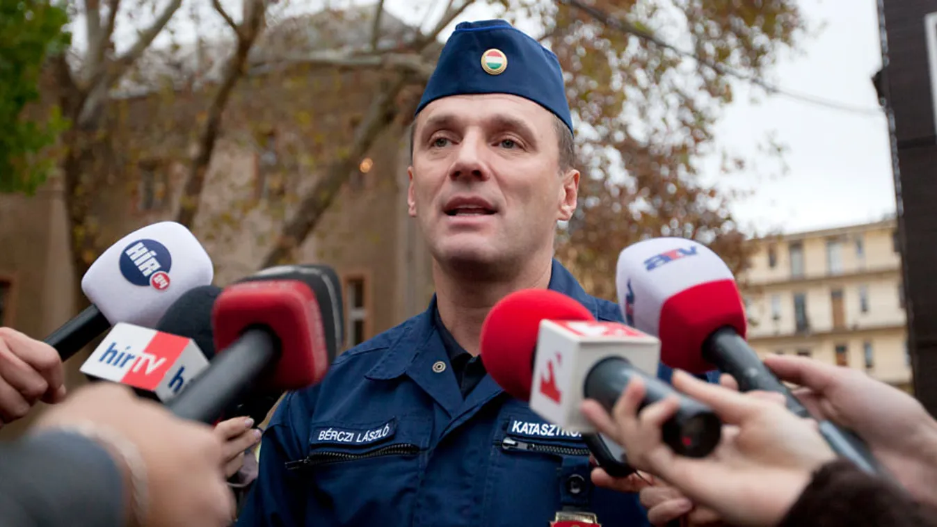 Bérczi László, országos tűzoltósági főfelügyelő sajtótájékoztatója Óbudán