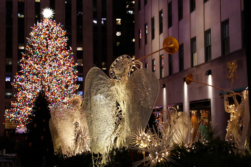 New York, 2019. december 5.
Fényárban úszik a New York-i Rockefeller Központ előtt felállított karácsonyfa a fénydíszeinek ünnepélyes bekapcsolását követően 2019. december 4-én. A Rockefeller Központ előtt 87. alkalommal állítottak fel fenyőfát.
MTI/AP/Ka