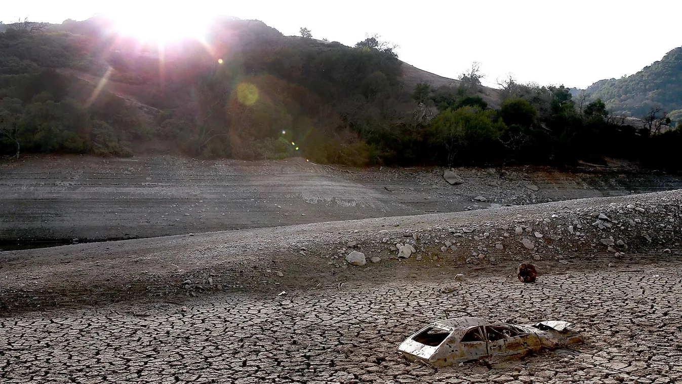 Kaliforniai szárazság, autóroncs, 2014 PICTURES OF THE YEAR:  California 
Drought Dries Up Bay Area Reservoirs SAN JOSE, CA - JANUARY 28: 