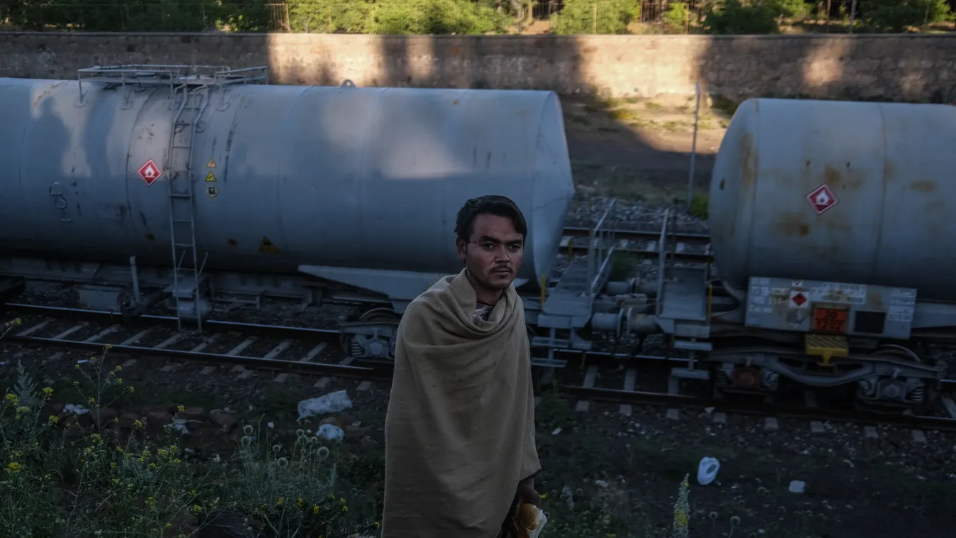 Afgán migráns, bevándorlás, határ, Törökotszág, migráció, férfi határövezet határsértő illegális bevándorló KÖZLEKEDÉSI ESZKÖZ migráns SZEMÉLY tartálykocsi tehervonat vonat 