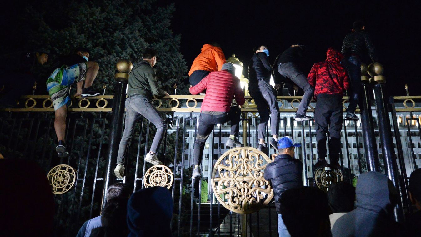 vote demonstration Horizontal Protesters attempt to break through the gates of the government headquarters during a rally against the results of a parliamentary vote in Bishkek on October 5, 2020. (Photo by VYACHESLAV OSELEDKO / AFP) 