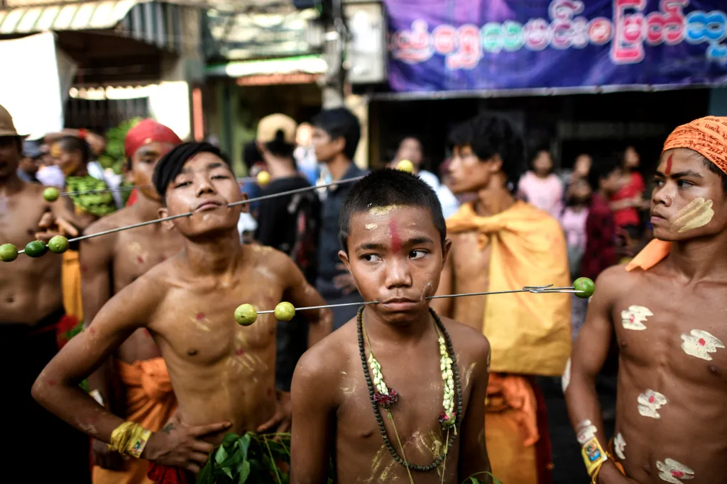 vallás, Hinduizmus, fesztivál, tűz séta, Yangon, Burma, Myanmar, 2023. 05. 28. 