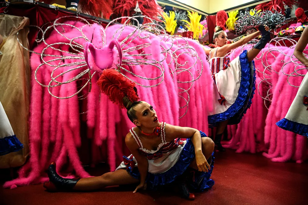 Újra megnyílik Párizs híres burleszkhelye, a Moulin Rouge - galéria 