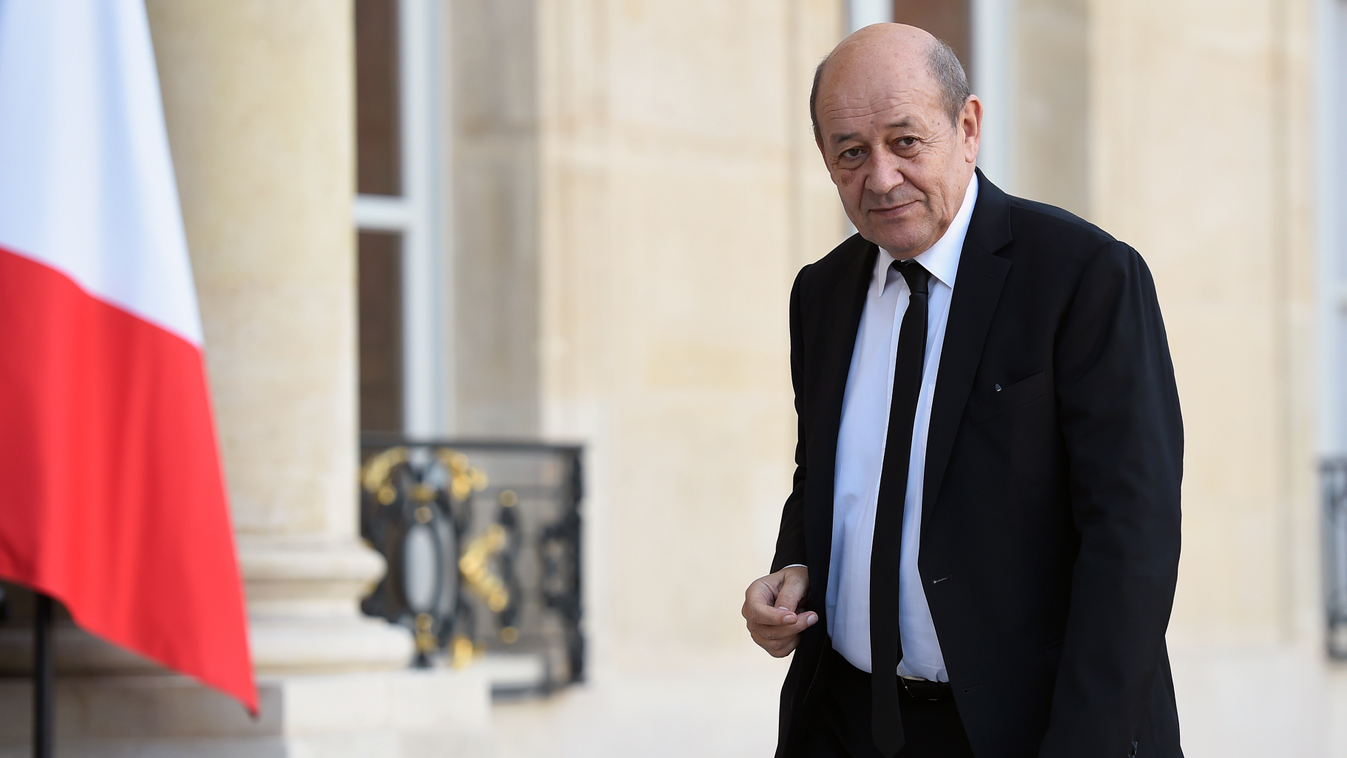 French Defence minister Jean-Yves Le Drian arrives for a meeting on November 15, 2015 at the Elysee Presidential Palace in Paris. AFP PHOTO / STEPHANE DE SAKUTIN 