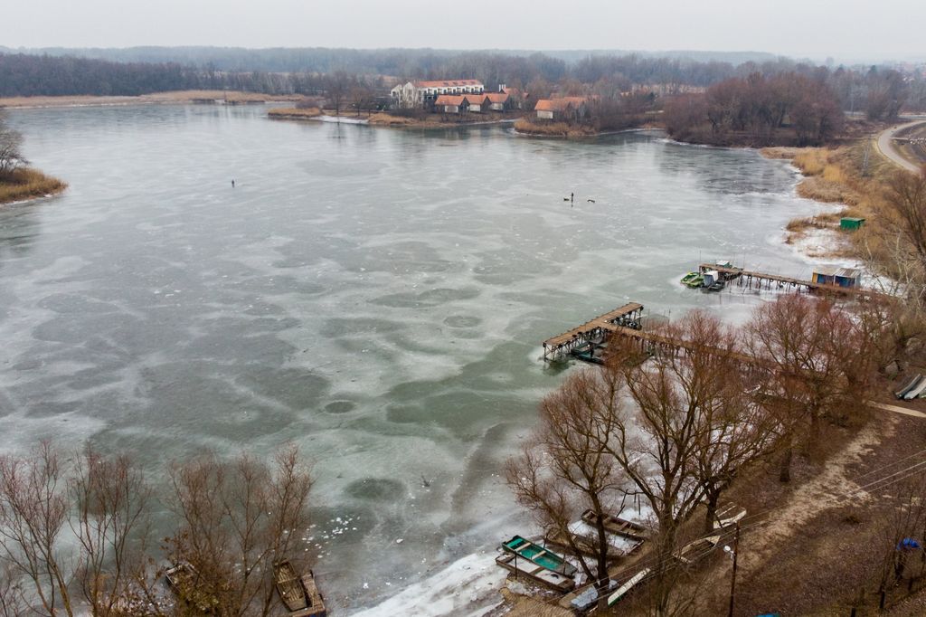 Befagyott a Tisza-tó 2022.01. ÉVSZAK FOTÓ FOTÓTECHNIKA FOTÓTÉMA IDŐJÁRÁS jeges légi felvétel TÁJ tájkép tél tó 