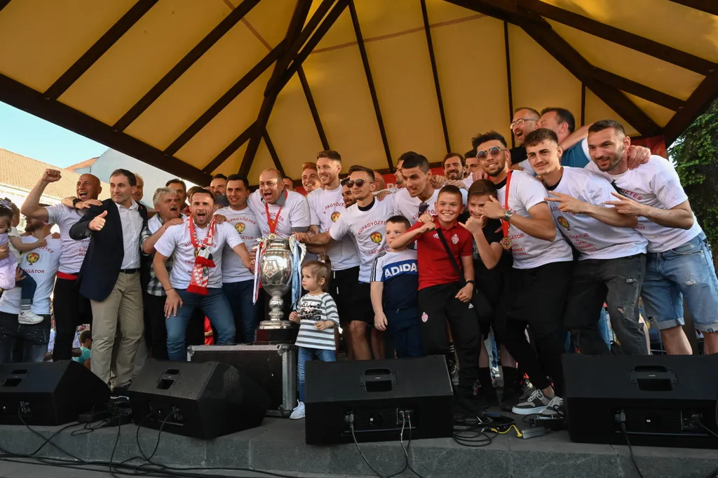 A Román Kupa-győztes Sepsi OSK játékosai és vezetősége a város önkormányzata és a Sepsi OSK közös szervezésében tartott köszöntésen 