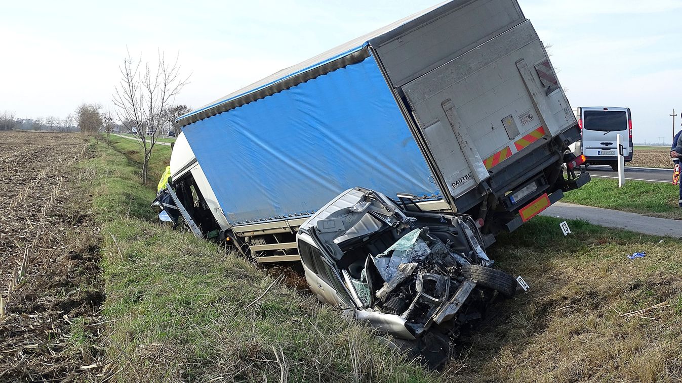Békéscsaba, 2019. november 19.
Ütközésben összetört kamion és személygépkocsi Békéscsaba külterületén, a 44-es főúton 2019. november 19-én. A balesetben a személyautó vezetője életét vesztette.
MTI/Donka Ferenc 