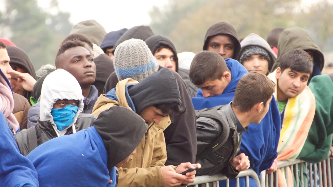 5th day of the dismantling of the Calais jungle  Asyl 2016 Calais France Humanitarian crisis Refugees camp The jungle before the dismantling EVICTION life in the Jungle migrants october refugees Asylbewerber Asylkrise BORDER Borders Buergerkrieg Bürgerkri