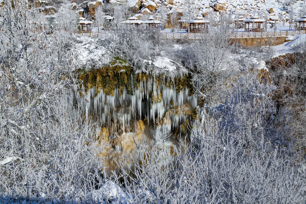 Yerköprü, Yerkopru, vízesés, Törökország, tél, fagy, befagyott 